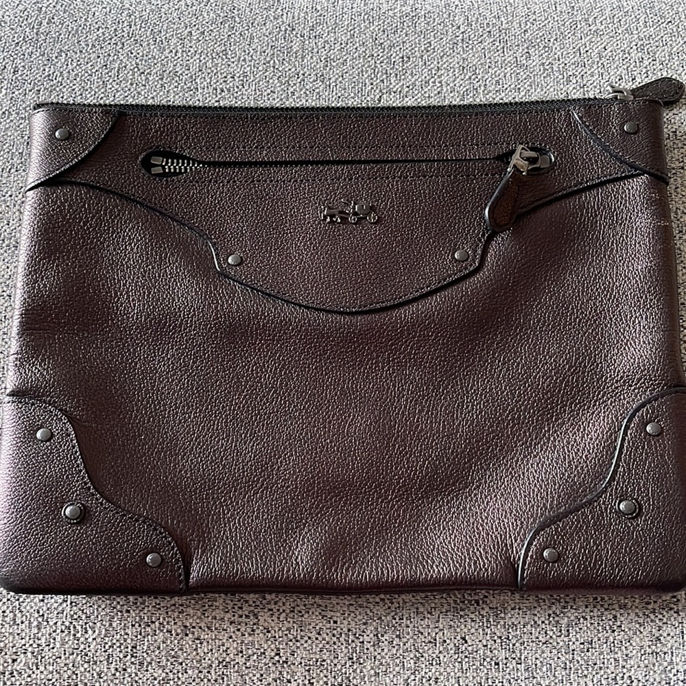 EUC Coach large rivet folio style #52419 color QB/Bronze